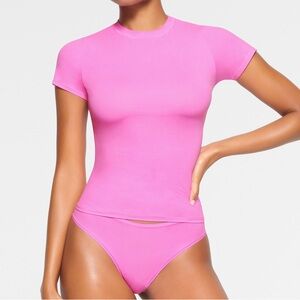 Skims limited edition pink fits every body tee. NEON ORCHID. Sold out